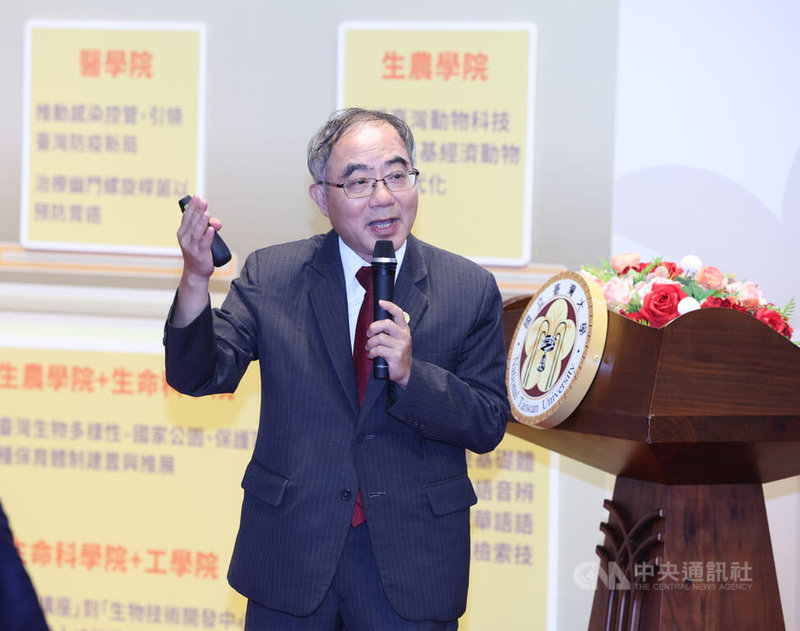 台灣大學7日舉行第2屆百大貢獻事蹟發布會，校長陳文章（圖）出席說明新的15件台大百大貢獻事蹟。中央社記者謝佳璋攝  114年11月7日