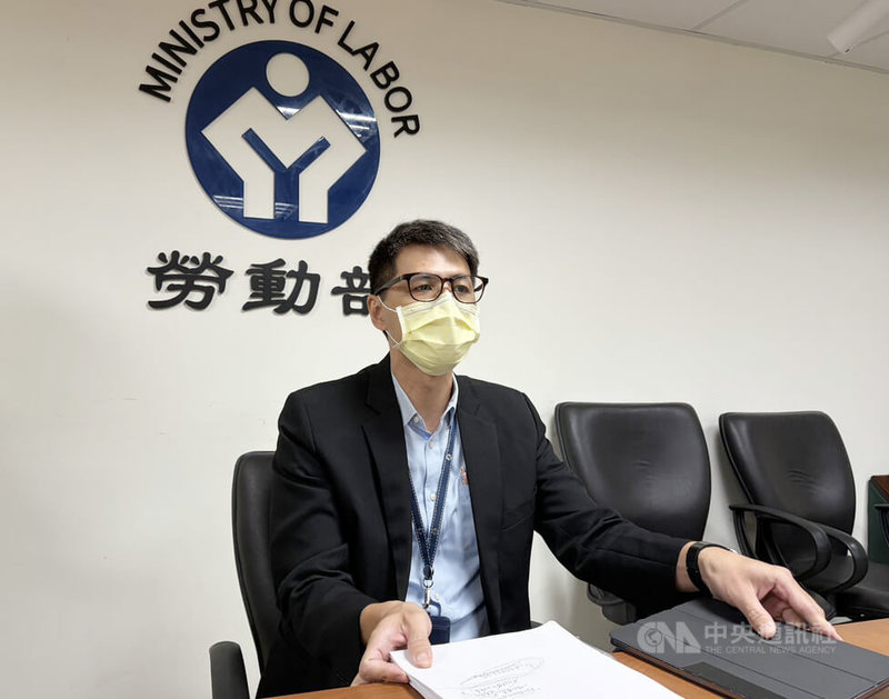 為解決營造業缺工問題，勞動部7日召開跨國勞動力政策協商諮詢小組會議，勞動部勞動力發展署跨國勞動力管理組組長蘇裕國會後說明會議內容，包含通過若一般營造廠商投入災後重建可聘請移工，不受現行總量1.5萬名的限制。中央社記者吳欣紜攝　114年11月7日