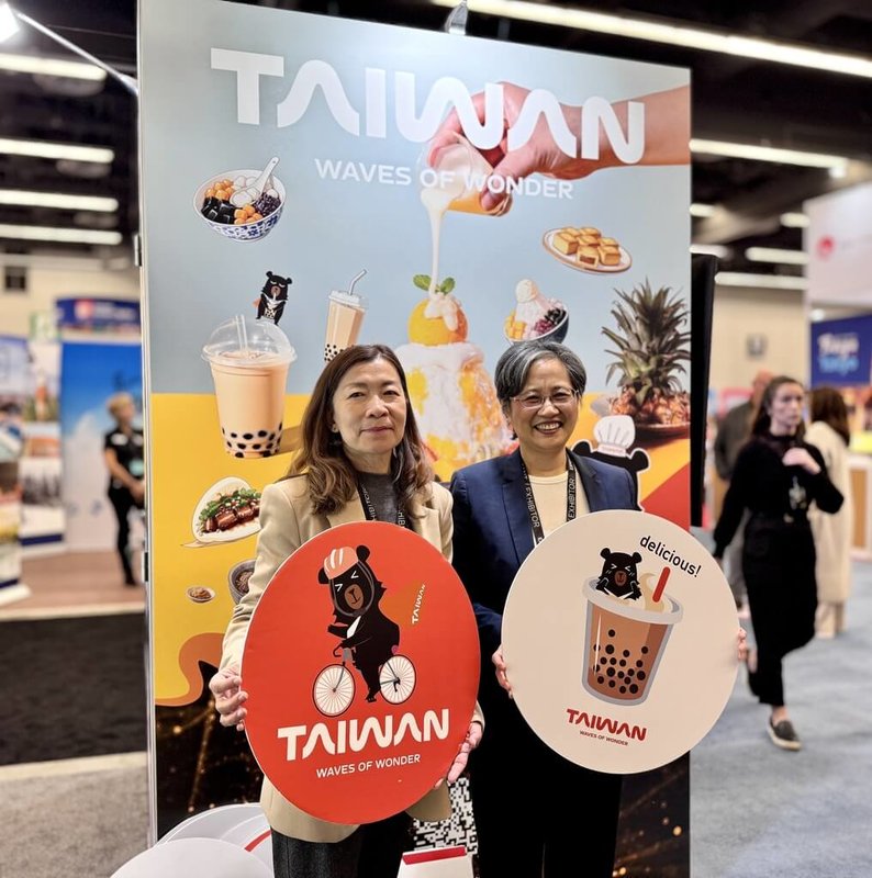 交通部觀光署紐約辦事處長莊靜真(左)與駐蒙特婁台北經濟文化辦事處長陳淑容(右),在蒙特婁國際旅展台灣展區推銷台灣觀光。(駐蒙特婁台北辦事處提供)中央社記者胡玉立多倫多傳真 114年11月8日