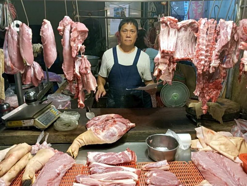 新北市府市場處8日表示，零售市場恢復販售溫體豬肉，比較禁運前後的價格平穩。圖為8日稽查市場攤商，要求確實做好環境清潔消毒，守好疫情防線與肉品安全衛生。（新北市場處提供）中央社記者黃旭昇新北傳真     114年11月8日