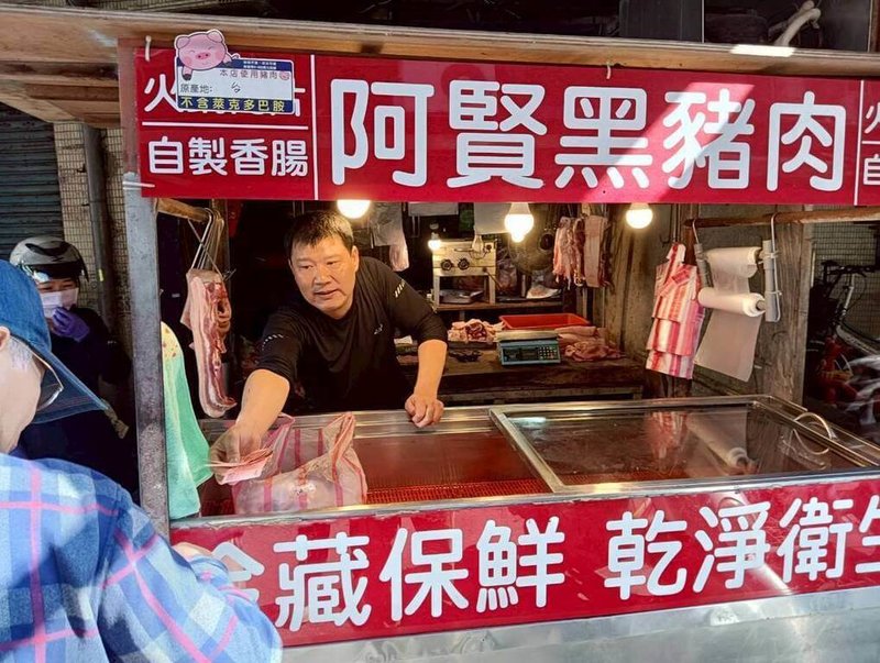 新北市府市場處8日表示,零售市場恢復販售溫體豬肉,經查核攤商,非洲豬瘟疫情前,溫體豬肉每台斤新台幣200元,重新開市後每台斤210元,比較禁運前的價格平穩。圖為8日稽查市場攤商。(新北市場處提供)中央社記者黃旭昇新北傳真 114年11月8日