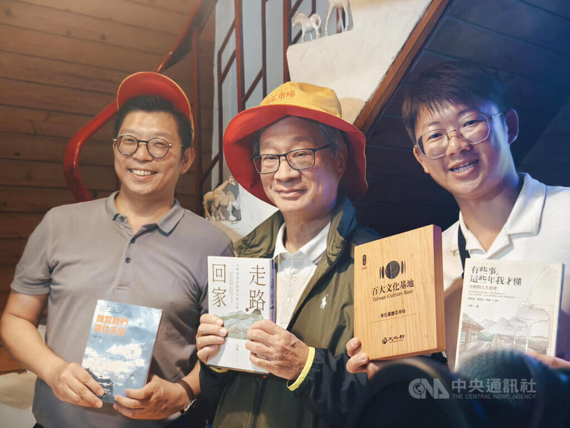 文化部長李遠（中）8日前往宜蘭縣，視察「百大基地」，宜蘭市南北館市場的「來宜蘭迺菜市場」創辦人方子維（右）介紹攤商歷史，展現常民生活底蘊。中央社記者趙靜瑜攝  114年11月8日