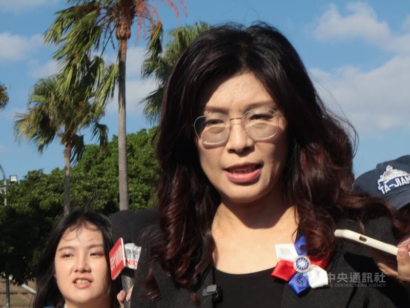 國民黨主席鄭麗文8日下午出席統派社團台灣地區政治受難人互助會在馬場町紀念公園舉行的「五○年代白色恐怖秋祭追思慰靈大會」,鄭麗文於會後受訪。中央社記者李雅雯攝 114年11月8日