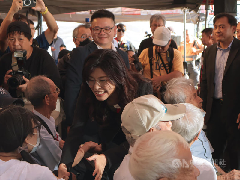 國民黨主席鄭麗文（中）8日下午出席統派社團台灣地區政治受難人互助會在馬場町紀念公園舉行的「五○年代白色恐怖秋祭追思慰靈大會」，鄭麗文入場時與現場與會民眾互動。中央社記者李雅雯攝 114年11月8日