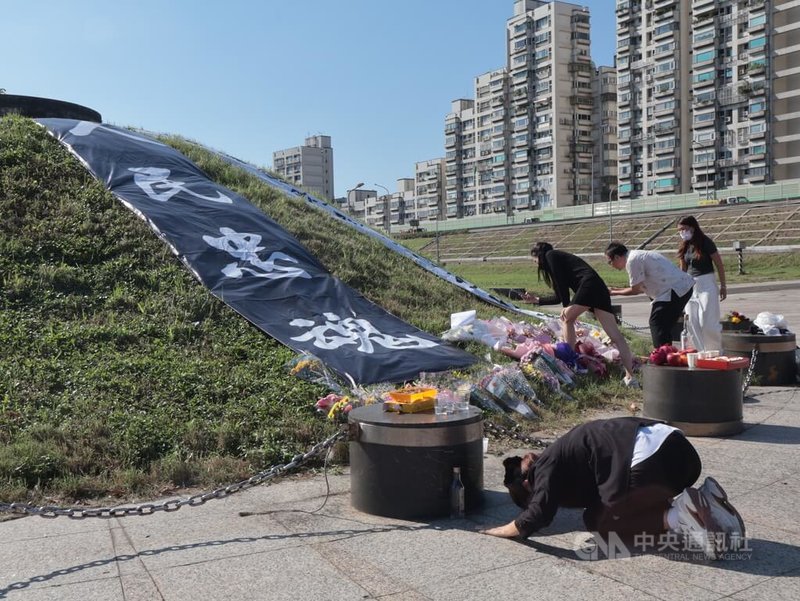 馬場町紀念公園為共諜吳石等人槍決地，在中國諜戰題材電視劇「沉默的榮耀」帶動下，該處出現獻花、祭酒情況，圖為8日民眾獻花、祭酒畫面，有陸籍人士激動地跪拜。中央社記者李雅雯攝　114年11月8日
