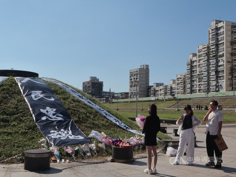 馬場町紀念公園為共諜吳石等人槍決地，在中國諜戰題材電視劇「沉默的榮耀」帶動下，該處出現獻花、祭酒情況，圖為8日民眾獻花畫面。中央社記者李雅雯攝 114年11月8日