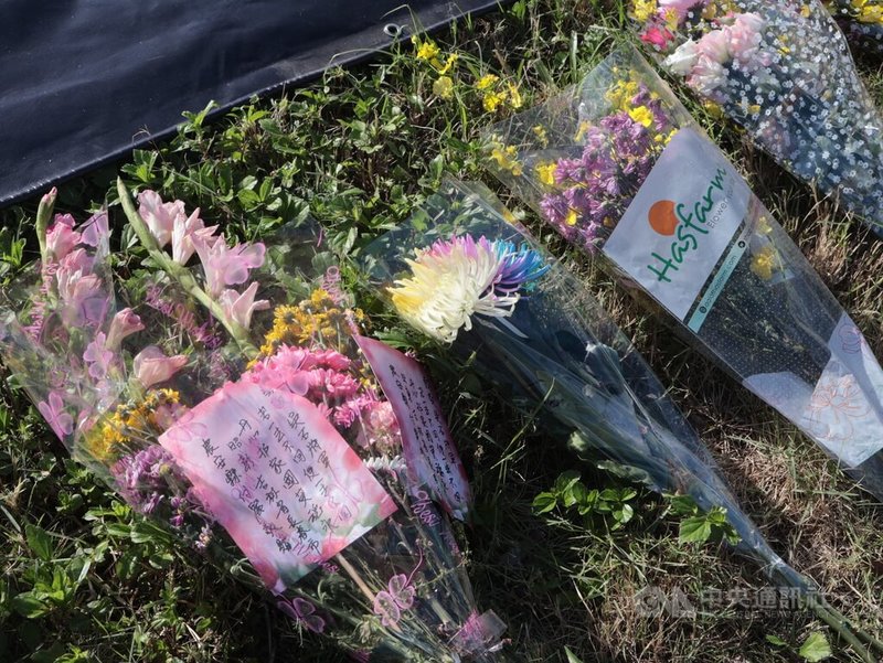 馬場町紀念公園為共諜吳石等人槍決地，在中國諜戰題材電視劇「沉默的榮耀」帶動下，該處出現獻花、祭酒情況。馬場町紀念公園土丘前的獻花，署名卡片註明來自中國吉林長春。中央社記者李雅雯攝　114年11月8日