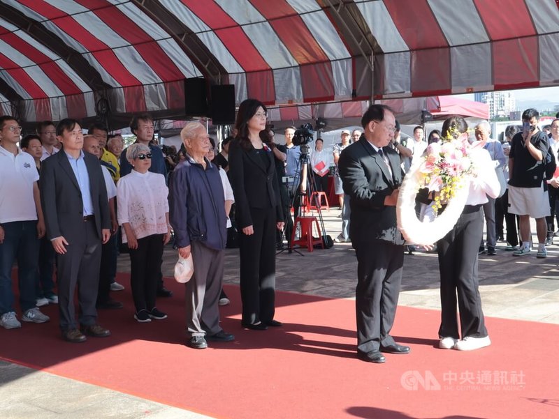 國民黨主席鄭麗文(2排右)8日下午出席統派社團台灣地區政治受難人互助會主辦的「五○年代白色恐怖秋祭追思慰靈大會」,台灣地區政治受難人互助會總會會長周弘奇(持花圈者)擔任大會主祭官。中央社記者李雅雯攝 114年11月8日