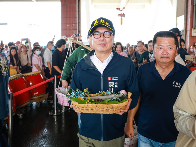 高雄市長陳其邁（中）8日接受媒體聯訪表示，民主進步黨高雄市長初選相關民意調查參考就好，有時也有高低、起起伏伏，但4名參選人都很有風度，贏得風度很重要。（高雄市政府提供）中央社記者洪學廣傳真 114年11月8日