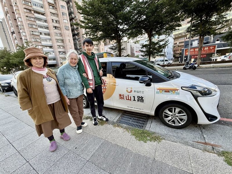 台中市梨山幸福巴士環繞四大部落，梨山到市區只要3小時。家住環山部落以電影「哈勇家」獲金馬獎最佳女配角的林詹珍妹（中）也是巴士常客、右為梨山幸福巴士駕駛賴宇威。（中市府提供）中央社記者趙麗妍傳真 114年11月8日
