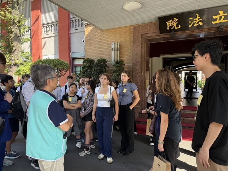 中科實驗高級中學與姊妹校、捷克布拉格揚帕拉赫私立高中師生一同北上參訪立法院,近距離感受台灣民主文化。(中科實中提供)中央社記者趙麗妍傳真 114年11月8日