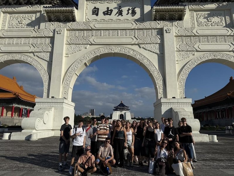 中科實驗高級中學邀請姊妹校、捷克布拉格揚帕拉赫私立高中師生到訪，一連2天北上參觀，走訪自由廣場等多處地標景點。（中科實中提供）中央社記者趙麗妍傳真　114年11月8日