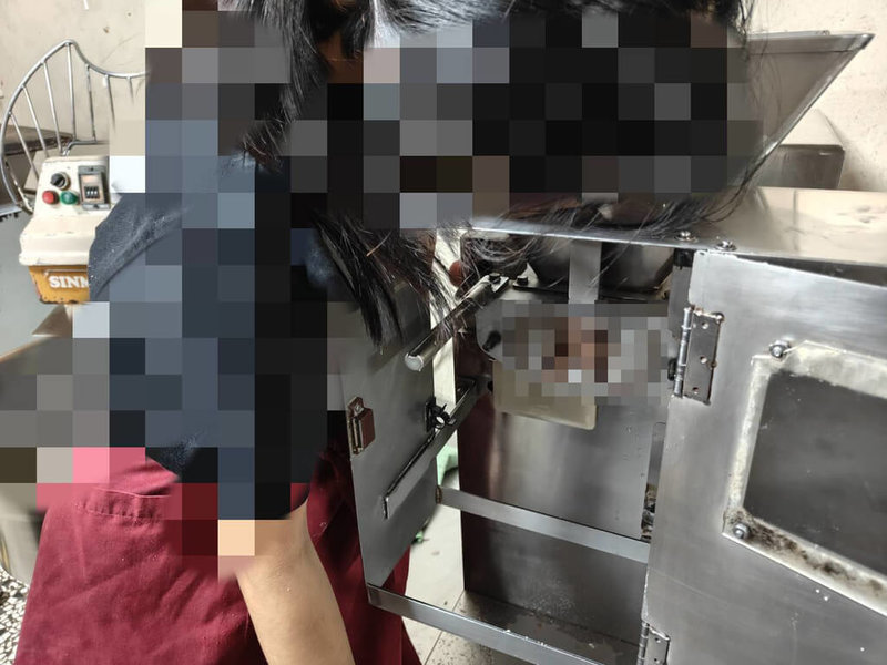 台中市北區一家餅店8日有女員工手指不慎遭機器夾住受傷，經消防馳援送醫。初步了解，女員工正要進行分料，在使用攪拌機時疑未依照標準作業程序才釀災。（民眾提供）中央社記者趙麗妍傳真　114年11月8日