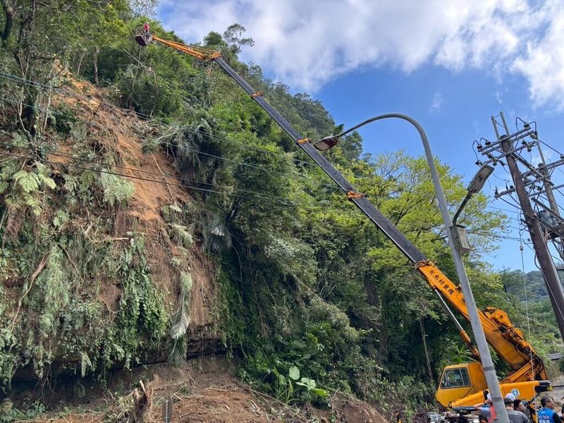 基隆市暖暖區興隆街一處上邊坡7日發生崩塌，目前路面落石雖已清除，但市府8日派遣吊車查看，上邊坡高處仍有多顆巨石懸置，恐有掉落風險，興隆街將持續封閉，籲請民眾改道通行。（基隆市政府提供）中央社記者沈如峰基隆傳真　114年11月8日
