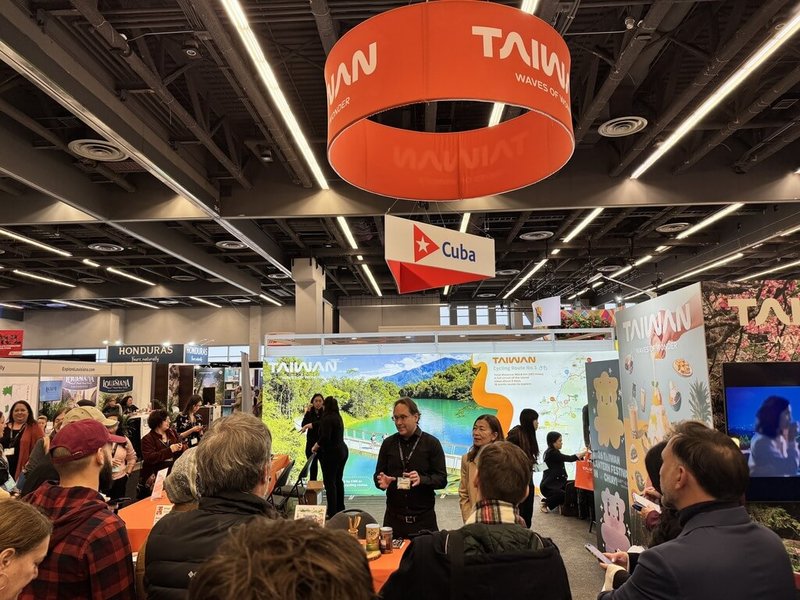 交通部觀光署在蒙特婁國際旅展設置台灣展區，展現台灣旅遊文化魅力，吸引眾多目光。（駐蒙特婁台北辦事處提供）中央社記者胡玉立多倫多傳真 114年11月8日
