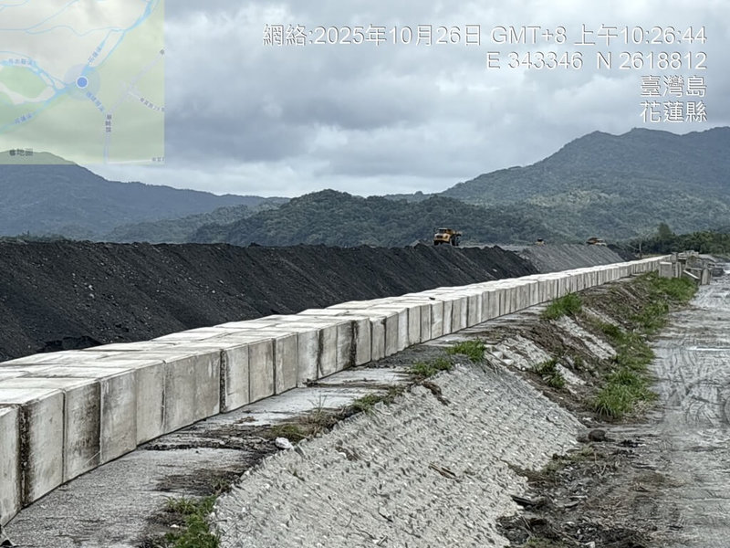 颱風鳳凰預計下週將影響台灣,花蓮堰塞湖災區持續提高警覺,水利署已預布抽水機、挖土機、消波塊及太空包,並進行鼎塊加高作業。(水利署第九河川分署提供)中央社記者張祈傳真 114年11月8日