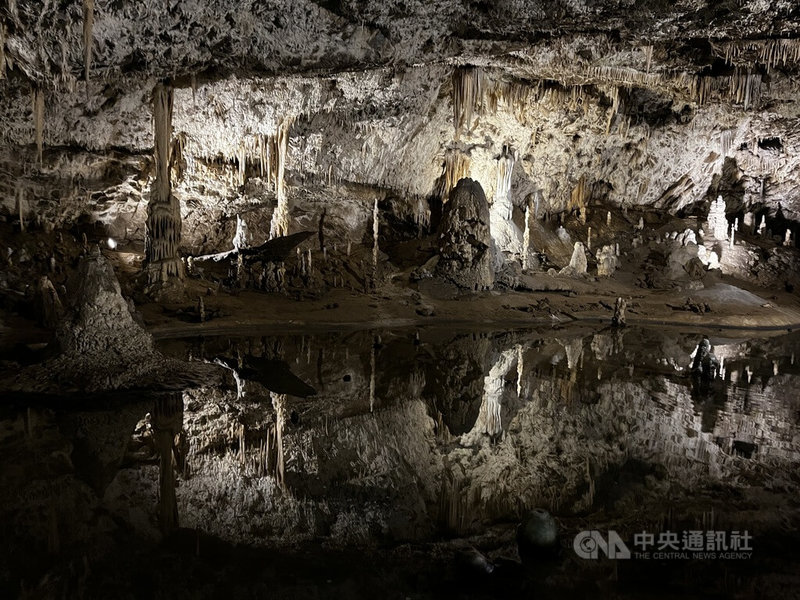 位在捷克南方的「摩拉維亞喀斯特」有壯觀的洞廳與鐘乳石結構，捷克官方正爭取列入聯合國教科文組織（UNESCO）世界遺產名錄。若申請成功，將與目前捷克唯一的世界自然遺產「伊澤拉山山毛櫸原始森林」並列。中央社記者劉郁葶摩拉維亞攝 114年11月8日