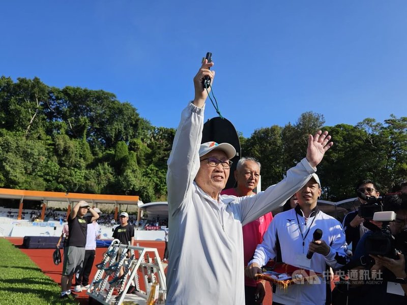 吳嘉昭首度以總裁身分主持台塑企業運動大會，為5000公尺競賽鳴槍起跑。中央社記者曾仁凱攝 114年11月8日