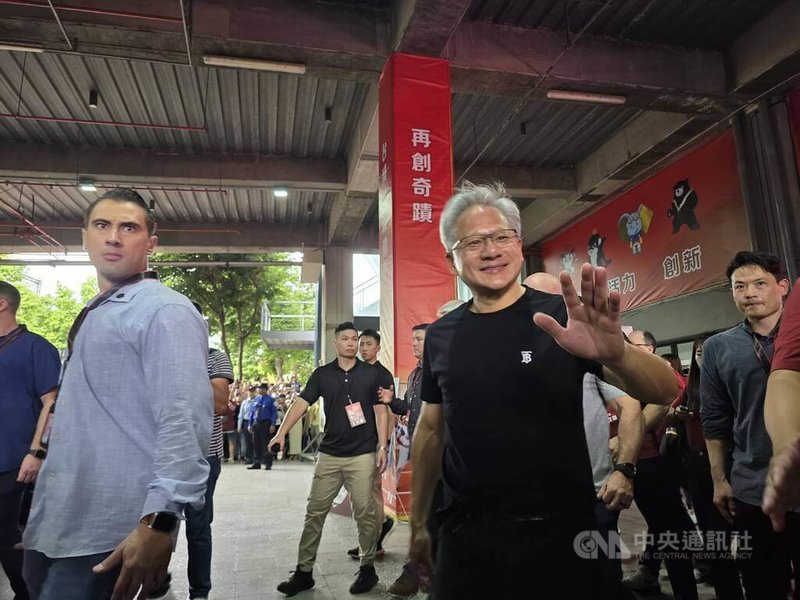 輝達（NVIDIA）執行長黃仁勳8日出席台積電運動會，他表示，對於參加台積電運動會感到很興奮。中央社記者江明晏攝 114年11月8日