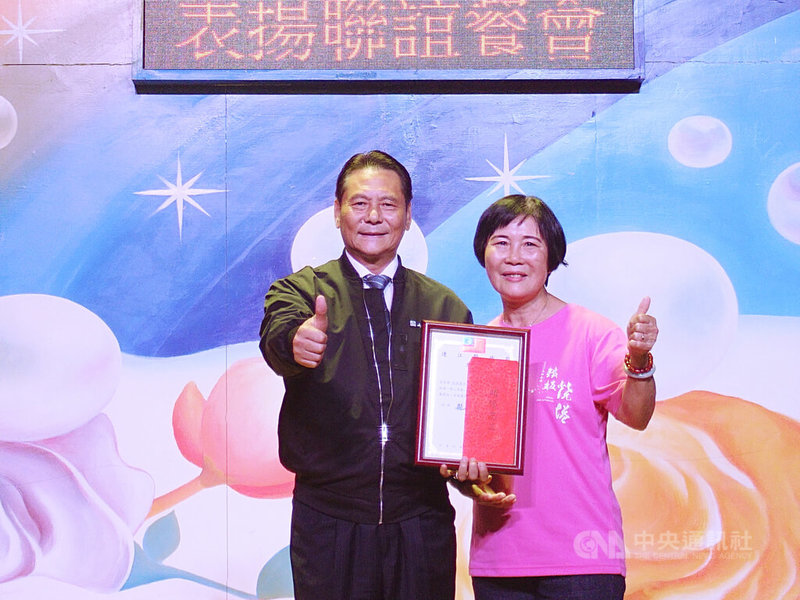 連江縣政府8日中午舉辦績優志工表揚活動,包括鐵板社區發展協會志工張香壘(右)等7名個人志工獲獎。圖為王忠銘(左)頒發表揚狀給張香壘。中央社記者潘欣彤攝 114年11月8日