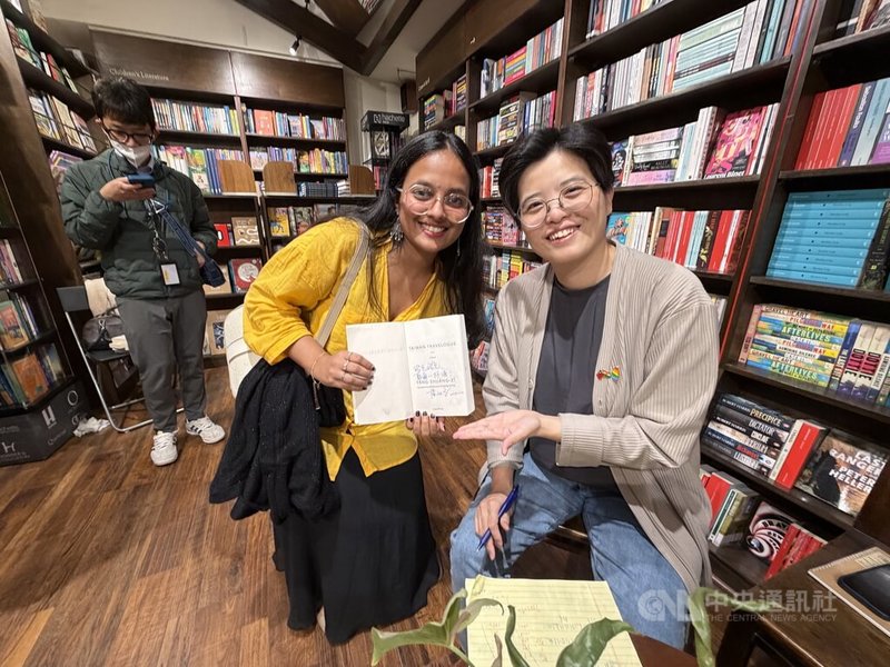 在印度出版業工作的達希（Divyanshi Dash）（左）坦言，先前對台灣的歷史與文化幾乎一無所知，在看了楊双子（右）的「臺灣漫遊錄」後，很希望有天能到台灣看看。中央社記者李晉緯新德里攝　114年11月8日