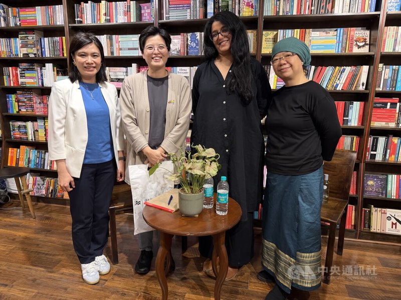 台灣作家楊双子(左2)著作「臺灣漫遊錄」的跨文化對談,近期在印度出版界引發迴響,多位出版與媒體從業人員表示,透過該書閱讀殖民歷史的視角,讓他們重新認識台灣,也反思印度的殖民經驗與文化形成脈絡。圖為6日楊双子與相關人士合影。中央社記者李晉緯新德里攝 114年11月8日