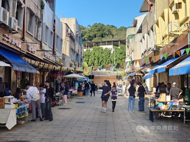 2025馬祖語國家語言生活節8日起連續2天在連江縣南竿鄉馬祖村舉行，在馬港街上並有市集展演，吸引民眾前往走訪。中央社記者潘欣彤攝　114年11月8日