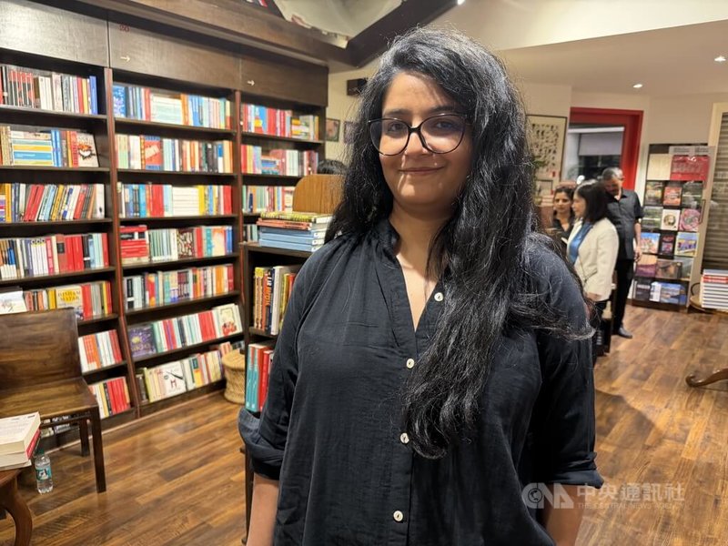 擁有超過15年出版和媒體經驗的印度編輯達夫圖爾(Swati Daftuar)表示,印度常討論英國如何影響當地的語言與生活,而閱讀「臺灣漫遊錄」的故事,讓人得以從另一個視角看到同樣的歷史軌跡,這也成為理解另一種文化的橋梁。圖為6日對談活動拍攝。中央社記者李晉緯新德里攝 114年11月8日
