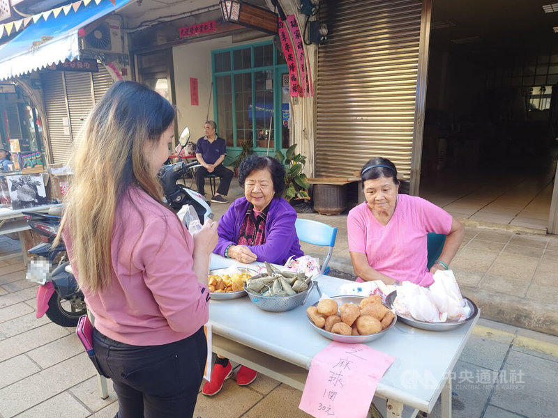 2025馬祖語國家語言生活節8日至9日在連江縣南竿鄉馬祖村舉行，當地村民也擺攤賣傳統美食共襄盛舉。中央社記者潘欣彤攝　114年11月8日