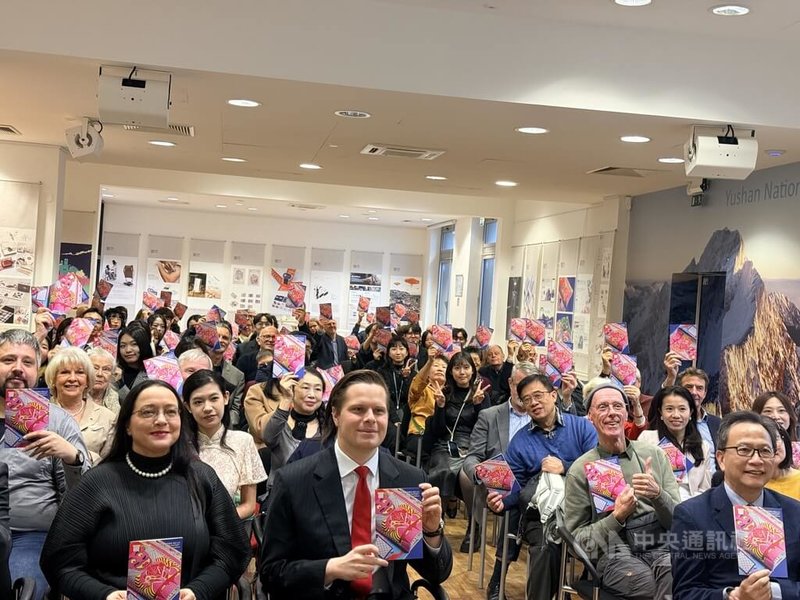 「看見台灣，設計之光」特展7日在駐德國代表處文化廳舉行開幕式。與會嘉賓與獲紅點設計獎學生共同手持展覽手冊合影。中央社記者林尚縈柏林攝　114年11月8日