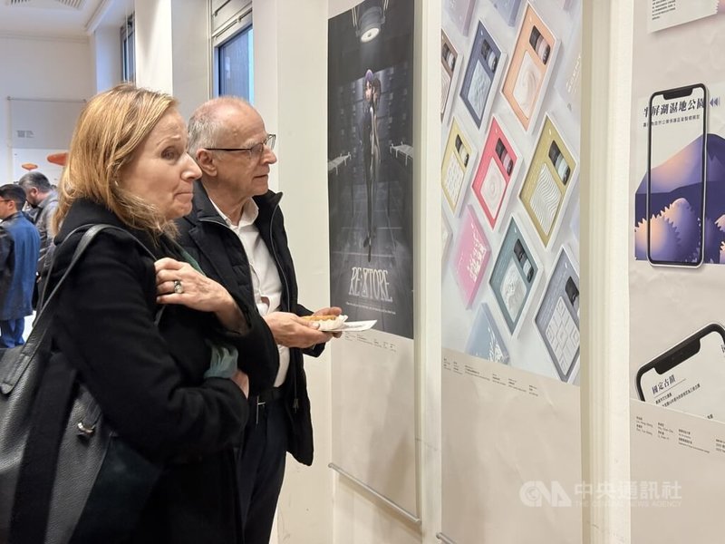德國觀眾在柏林「看見台灣,設計之光」特展,參觀台灣學生歷年榮獲紅點設計獎作品。中央社記者林尚縈柏林攝 114年11月8日
