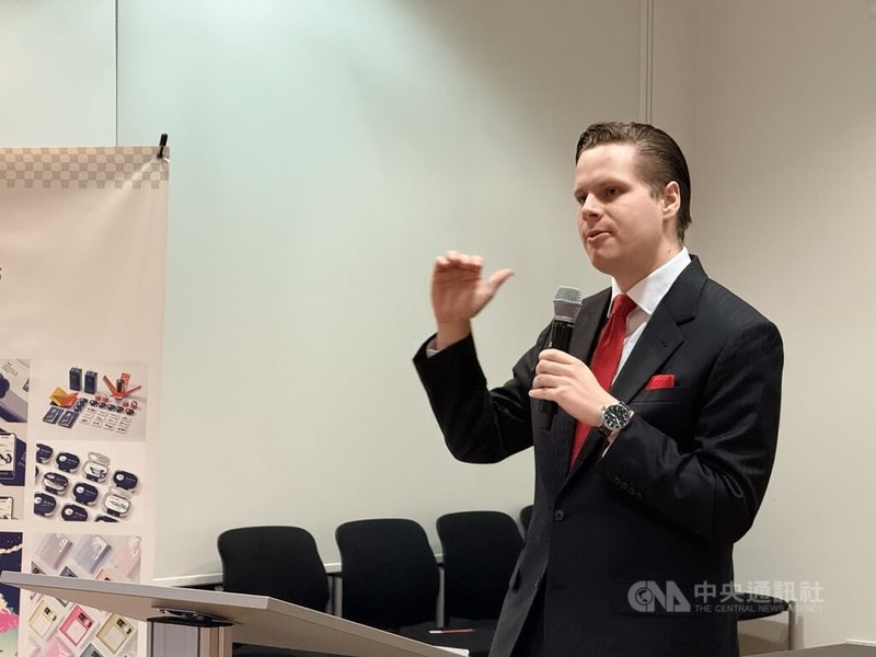 紅點設計獎副總裁喬瓦賽克在柏林「看見台灣,設計之光」特展開幕式致詞指出,來自台灣的設計兼具文化傳承底蘊與創新,以當代方式重新詮釋傳統,是作品在國際脫穎而出關鍵。中央社記者林尚縈柏林攝 114年11月8日