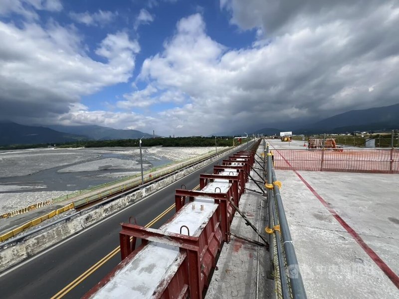 交通部公路局持續推動台9線花東縱谷公路安全景觀大道（台東段）系列建設，在池上大橋改建部分，公路局8日指出，除拓寬橋面外，也強化整體防洪耐震度。中央社記者黃巧雯攝　114年11月8日