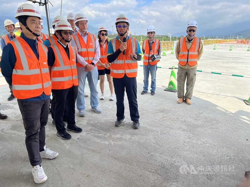 公路局持續推動台9線花東縱谷公路安全景觀大道(台東段)系列建設,交通部政務次長伍勝園(前左)8日前往台東視察改建中的池上大橋工程進度。中央社記者黃巧雯攝 114年11月8日