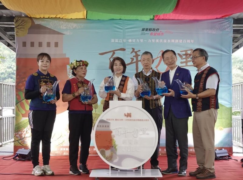 日本工程師鳥居信平百年前創建力里圳，屏東縣長周春米（左3）邀請鳥居信平之孫鳥居徹（右3）、靜岡縣袋井市前市長原田英之（右2）共慶水圳百週年。（屏東縣政府水利處提供）中央社記者黃郁菁傳真  114年11月8日