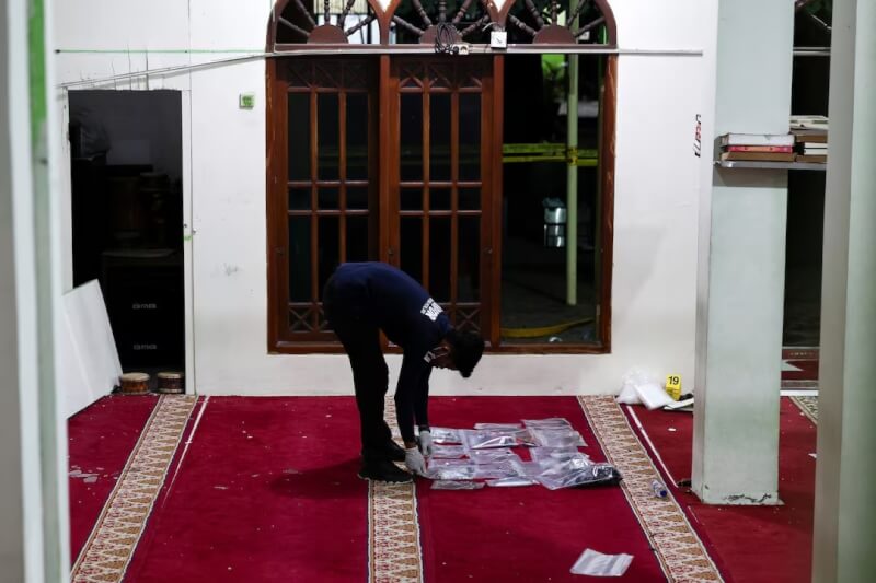 印尼雅加達一所學校內的清真寺發生爆炸後，警方在現場蒐證。（路透社）