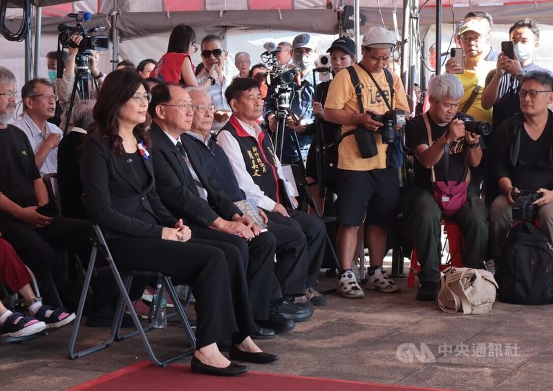 國民黨主席鄭麗文（前左1）8日下午出席統派社團台灣地區政治受難人互助會主辦的「五○年代白色恐怖秋祭追思慰靈大會」，台灣地區政治受難人互助會總會會長周弘奇（前左2）坐在鄭麗文旁邊。中央社記者李雅雯攝　114年11月8日