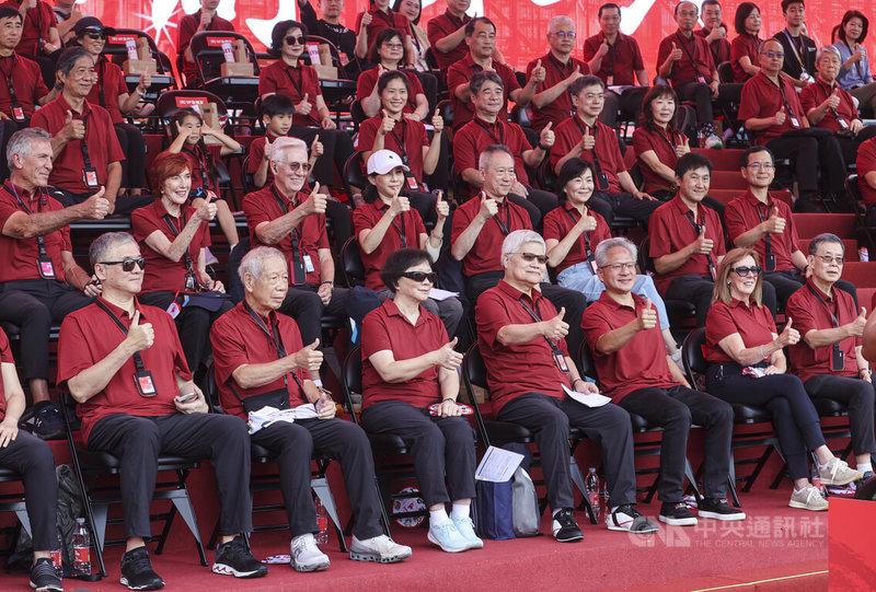 2025年台積電運動會8日上午在新竹縣立體育場舉行，輝達（NVIDIA）執行長黃仁勳（前右3）與輝達營運部執行副總裁梭基斯特（Debora Shoquist）（前右2）一同出席，與台積電董事長暨總裁魏哲家（前右4）等高階主管一同合影。中央社記者鄭清元攝　114年11月8日