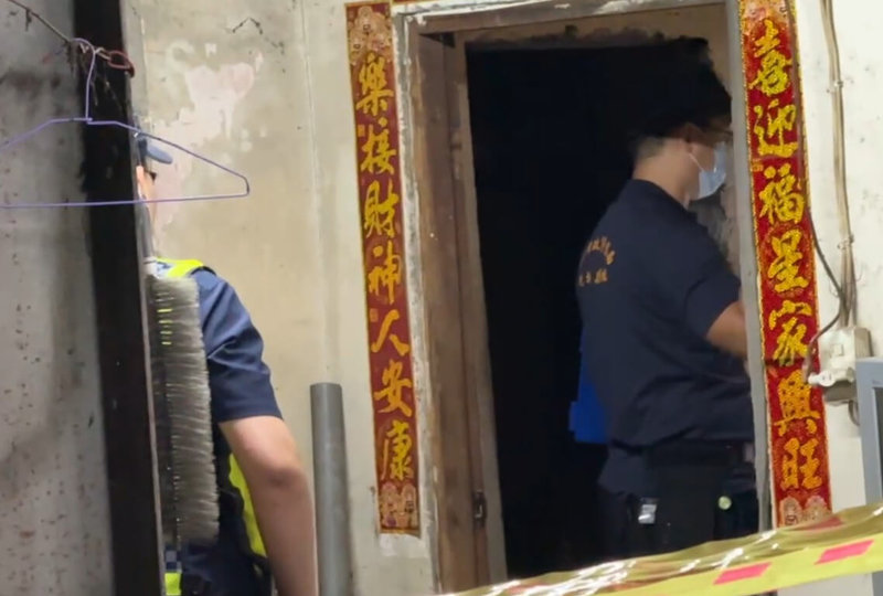 台中市大里區李姓男子和賴姓友人喝酒時發生口角衝突,李男竟持水果刀朝賴男連捅多刀,隨後騎車逃逸,警方獲報到場拉起封鎖線展開調查。(民眾提供)中央社記者趙麗妍傳真 114年11月8日