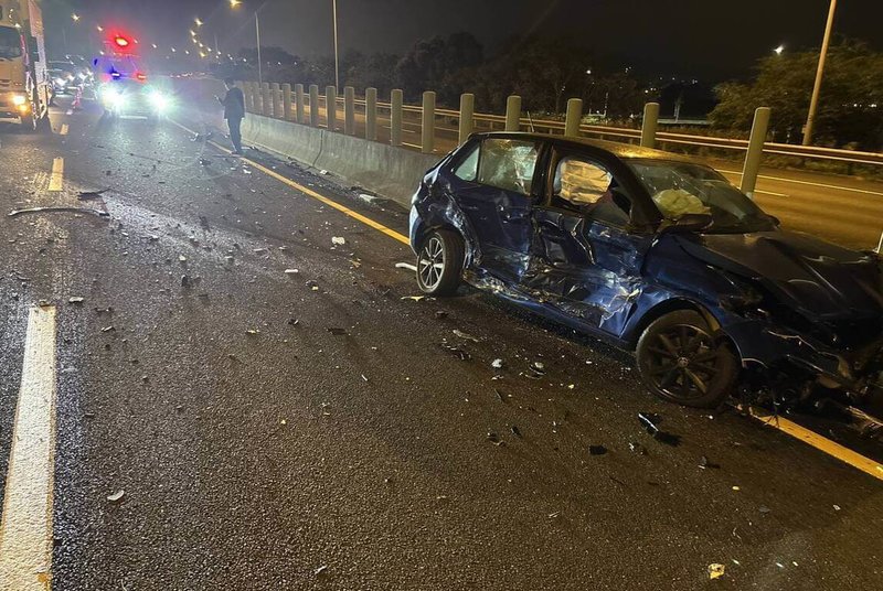 國道3號台南六甲南下路段7日晚上發生不明車輛掉落金屬物品，造成沿途17輛自小客車撞擊受損，且發生4車碰撞，造成4人受傷。（國道警察局提供）中央社記者張榮祥台南傳真 114年11月8日