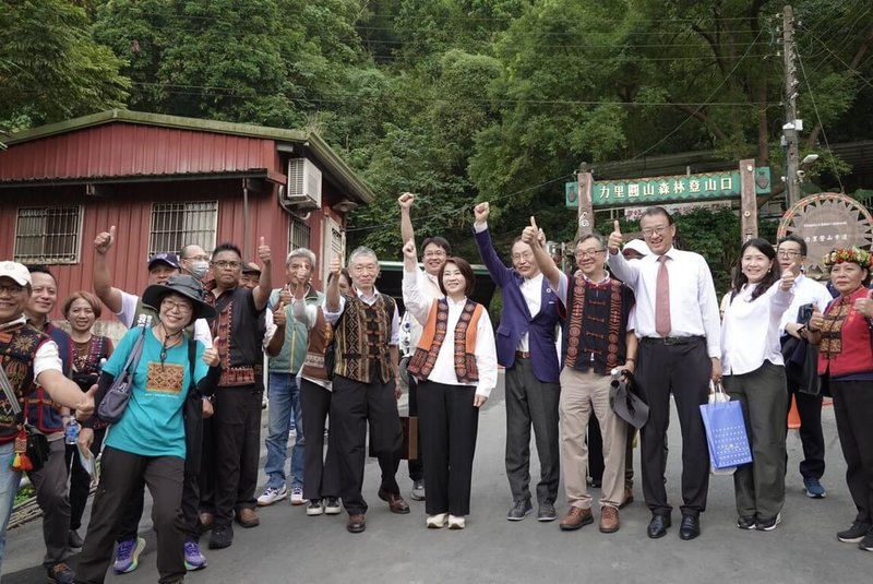 日本工程師鳥居信平打造力里圳灌溉屏東平原，走過1世紀仍潺潺流動。屏東縣政府8日以走讀健走慶祝水圳百週年，日方代表也到場共慶。（屏東縣政府水利處提供）中央社記者黃郁菁傳真  114年11月8日