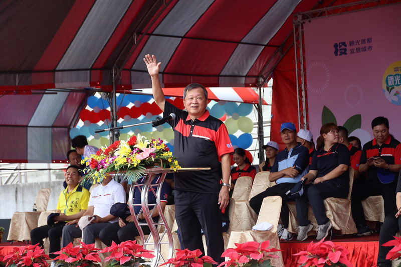 南投縣第73屆全縣運動會8日起至11日登場，由南投縣副縣長王瑞德（前）主持開幕儀式並表示，縣府持續推動基層體育發展，積極培育在地體育人才，期盼更多南投選手能在全國與國際舞台發光發熱。（南投縣政府提供）中央社記者鄭維真傳真　114年11月8日