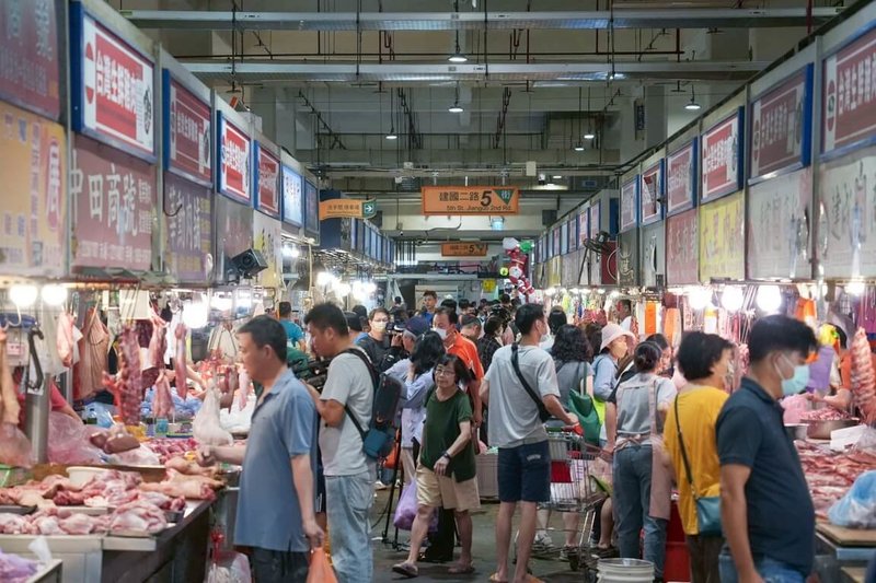 台中建國市場肉品區,8日一早許多民眾擠在肉攤前選購溫體豬肉。(市府提供)中央社記者趙麗妍傳真 114年11月8日