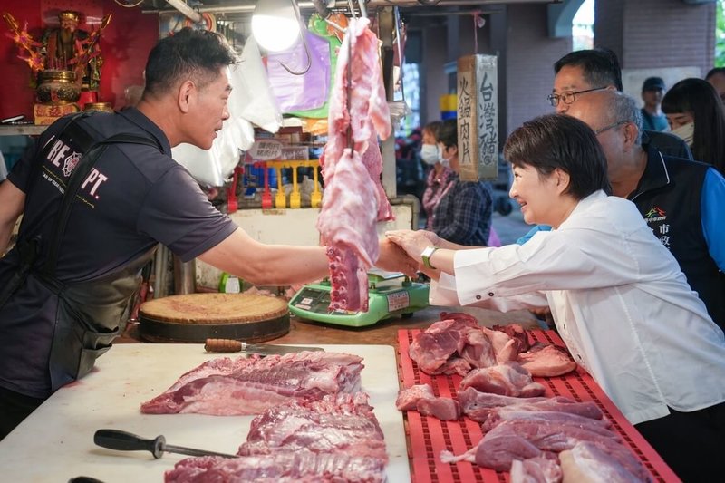 台中建國市場肉品區8日一早許多民眾擠在肉攤前選購溫體豬肉，市長盧秀燕（右）視察肉品攤商價格與需求量。（市府提供）中央社記者趙麗妍傳真 114年11月8日