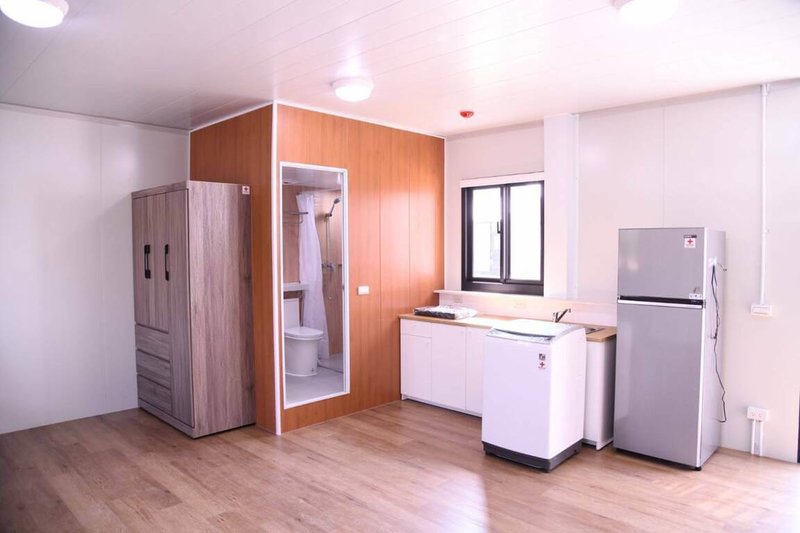 0403強震災後逾1年，由紅十字會捐贈的組合屋8日落成，也加碼家具跟家電，共分為單房型、雙房型，讓災民輕鬆入住，將開放災民選屋，預計12月入住。（花蓮縣府提供）中央社記者張祈傳真 114年11月8日