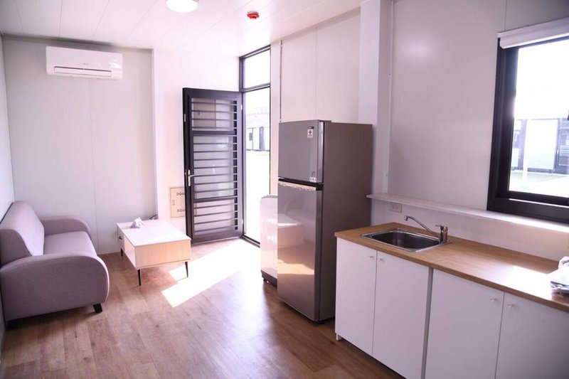 0403強震災後逾1年,由紅十字會捐贈的組合屋8日落成,分為單房型、雙房型,每戶都配有家具跟家電。(花蓮縣府提供)中央社記者張祈傳真 114年11月8日