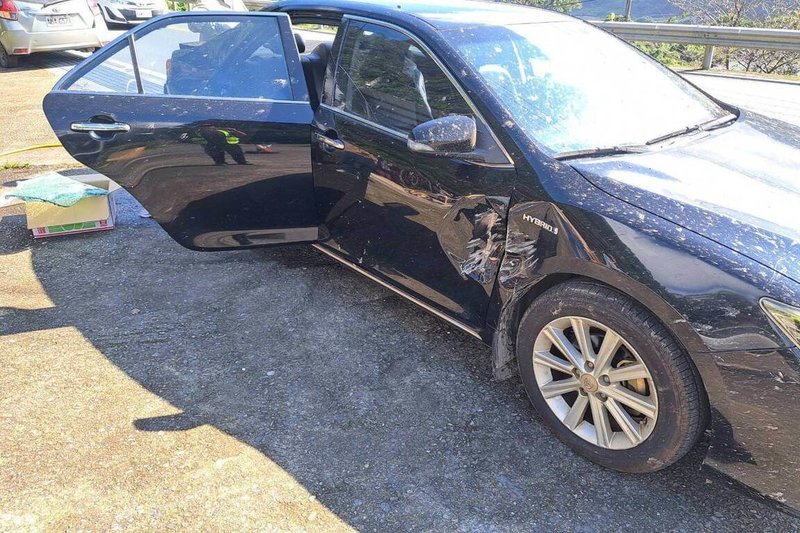 省道台7線90.7公里處（宜蘭縣大同鄉英士路段）8日疑因日前連日降雨，發生上邊坡土石鬆動，零星落石掉落路面，砸中1輛路過轎車，造成車身右側與後擋風玻璃受損，所幸無人傷亡；現場交通一度受阻，經清理後已恢復通行。（公路局東區養護工程分局提供）中央社記者沈如峰宜蘭縣傳真 114年11月8日