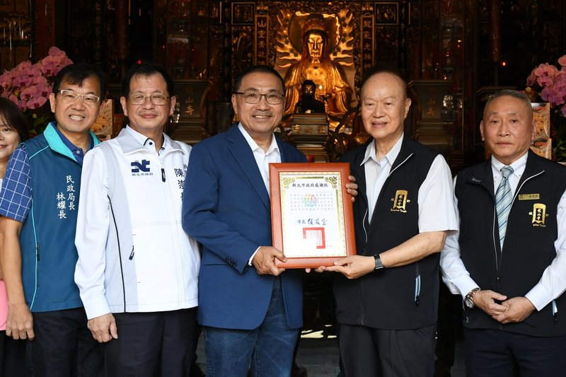台北艋舺龍山寺8日捐贈新北市消防局4套震災支撐器材組及1套潛水救援裝備，新北市長侯友宜（左3）回贈感謝狀，由龍山寺董事長黃書瑋（右2）代表接受。（新北市消防局提供）中央社記者黃旭昇新北市傳真　114年11月8日