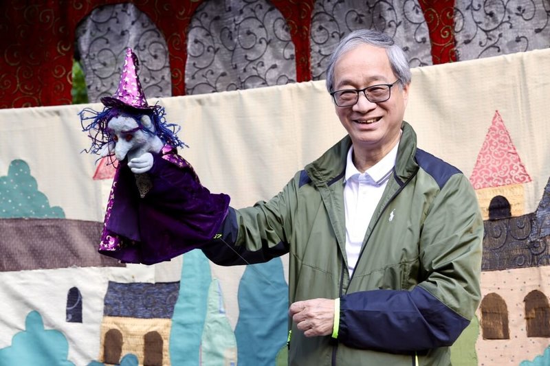 文化部長李遠（圖）8日視察文化部位於宜蘭的「百大文化基地」之一利澤國際偶戲藝術村，感受親自操偶樂趣。（文化部提供）中央社記者趙靜瑜傳真　114年11月8日