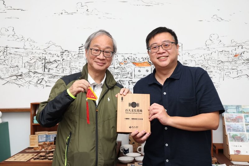 文化部長李遠(左)8日走訪位於宜蘭的「百大文化基地」獲選場域「小鎮職人-藝驛頭城」,與創立者、返鄉青年彭仁鴻(右)互動交流。(文化部提供)中央社記者趙靜瑜傳真 114年11月8日